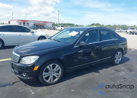 2011 Mercedes-Benz C 300 Luxury/Sport z USA, uszkodzony, nr VIN WDDGF5EB1BR147209